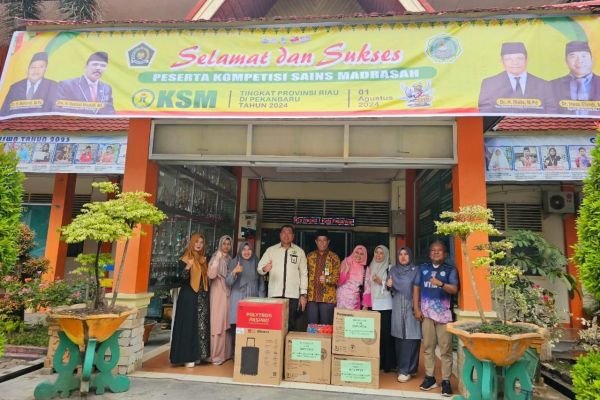 Penyerahan Bantuan dari IKBA (Ikatan Keluarga Besar Alumni)
